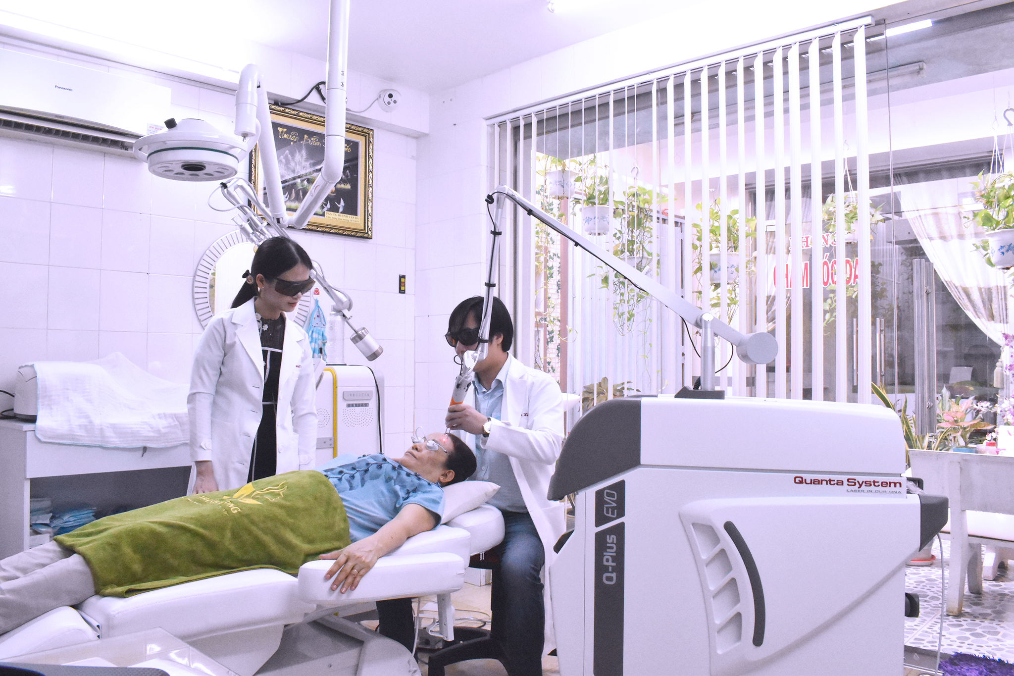 chuyen-giao-cong-nghe-q-plus-evo-thanh-long-dermatology-clinic-7