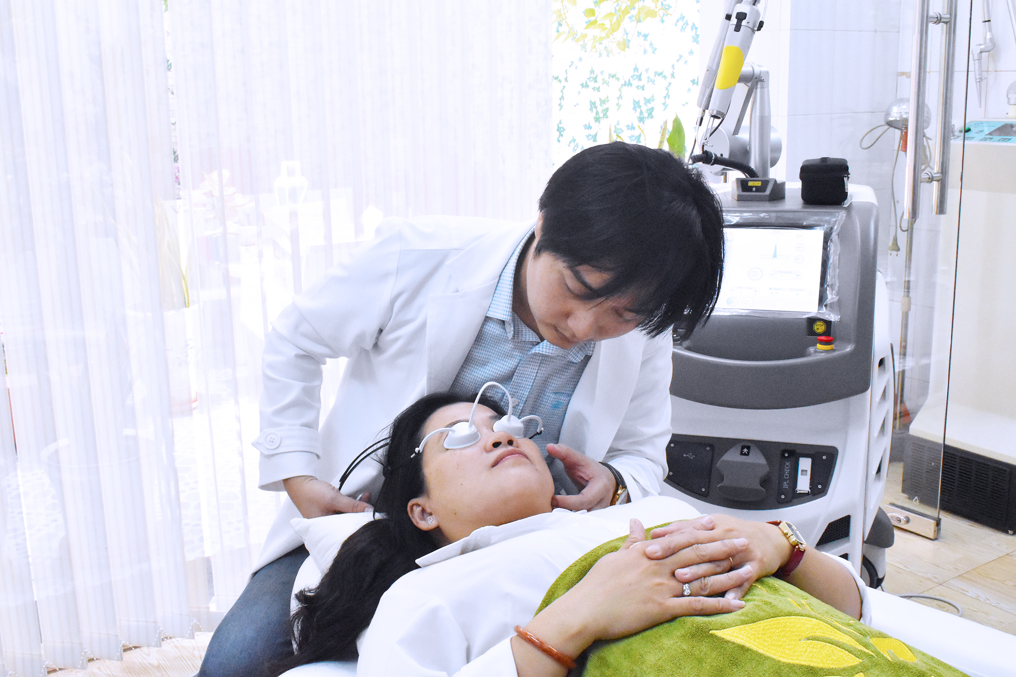 chuyen-giao-cong-nghe-q-plus-evo-thanh-long-dermatology-clinic-3