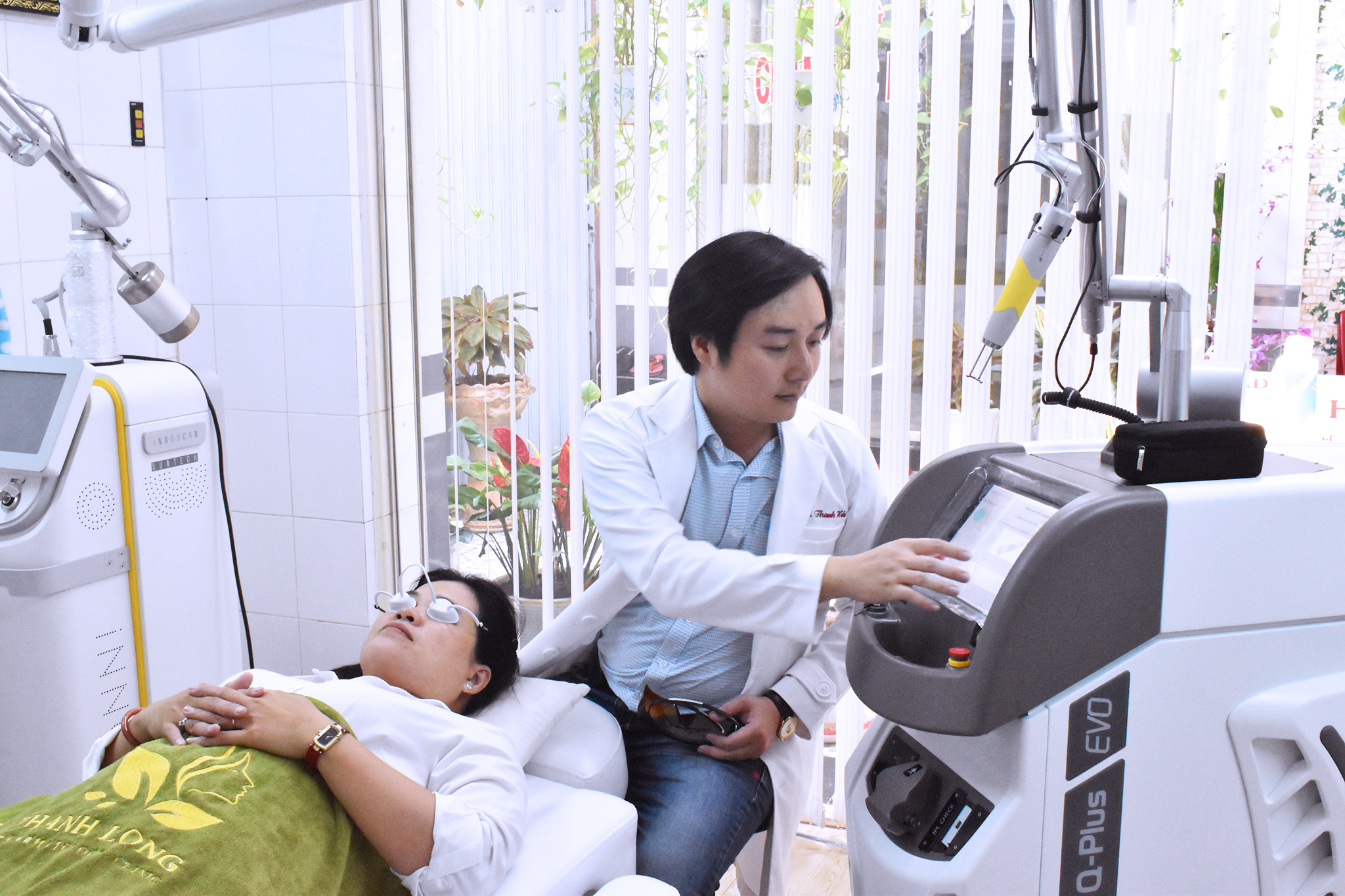 chuyen-giao-cong-nghe-q-plus-evo-thanh-long-dermatology-clinic-2